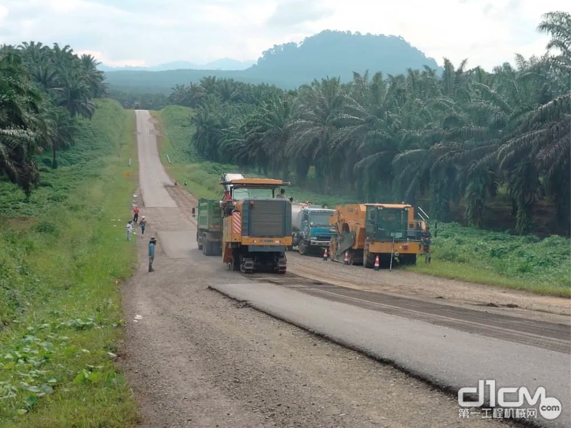 徐工成套道路机械油面施工，这次在马来西亚！