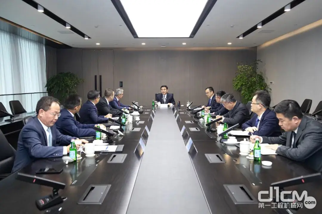 山东重工集团党委书记、董事长满慎刚会见凯傲集团监事会主席、CEO一行