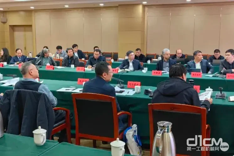 英轩李彦轩随团考察大同