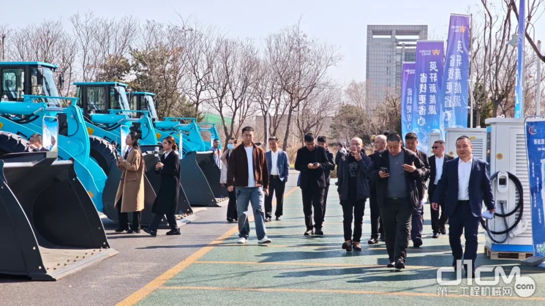 兩萬(wàn)小時(shí)“降維打擊”：英軒唐山推介會(huì)為混動(dòng)裝載機(jī)正名