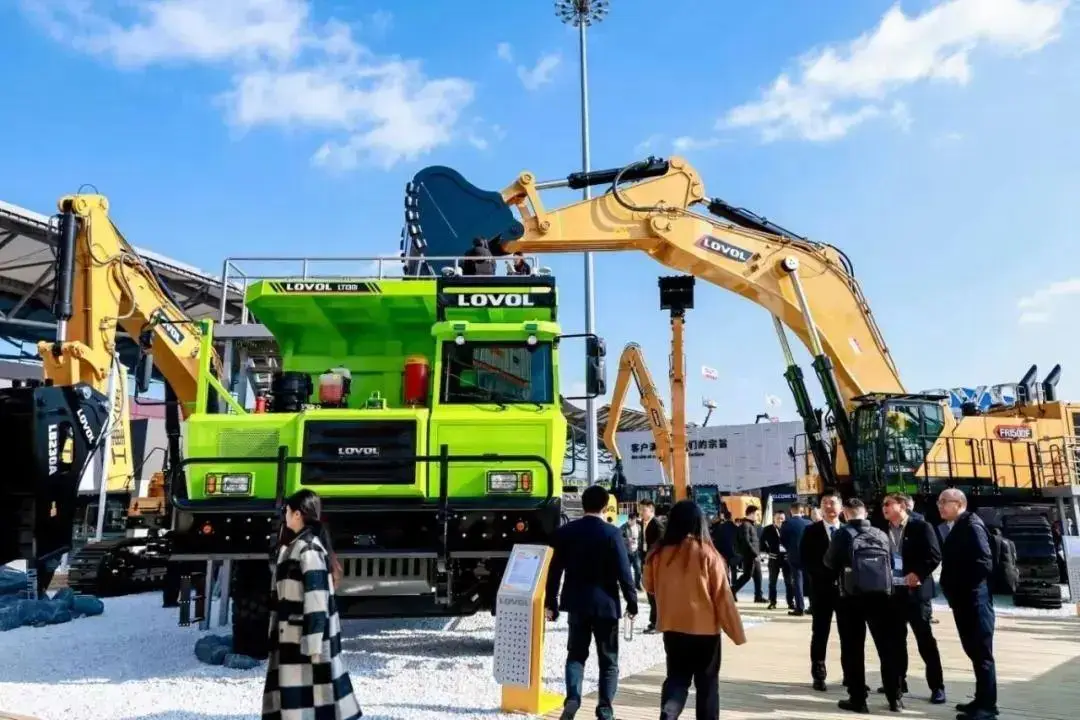 bauma CHINA 2024海外媒体团：走进中国工程机械的盛会