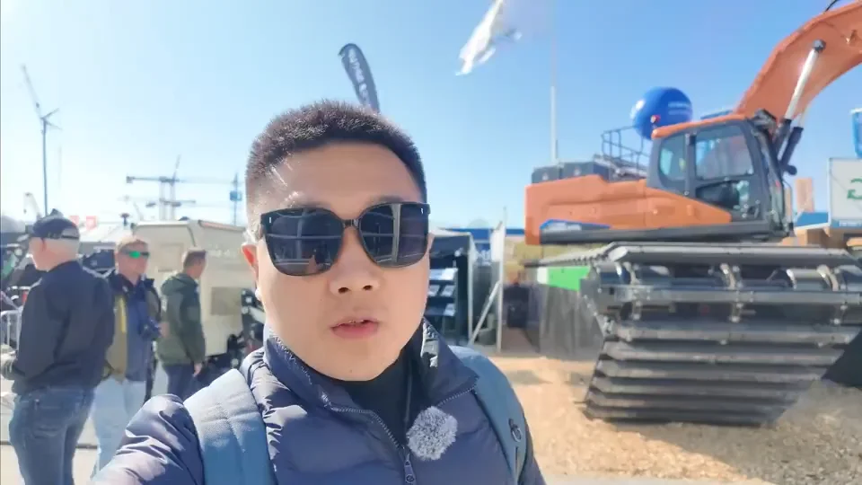 这台挖掘机为何长了大脚？有认识的吗？