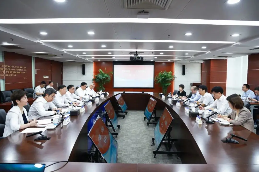 中交集团主要领导与人民日报社社长在中交大厦举行会谈_行业资讯_第一工程机械网