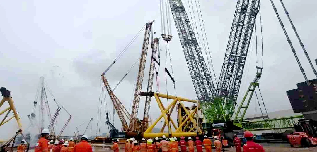 中联重科 ZCC89000 完成欧洲海上风电项目千吨级导管架吊装