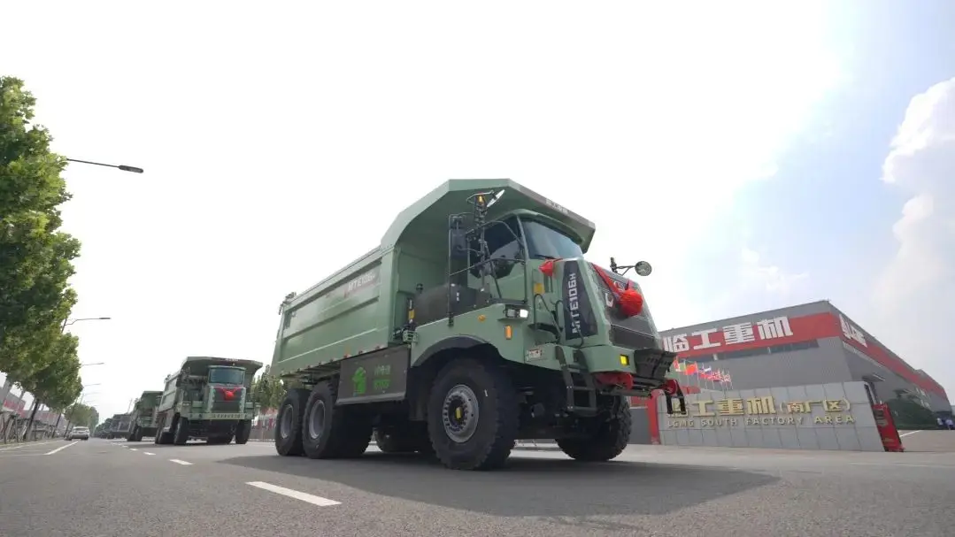 规模化落地再迎新突破！临工重机百台纯电矿车批量发车