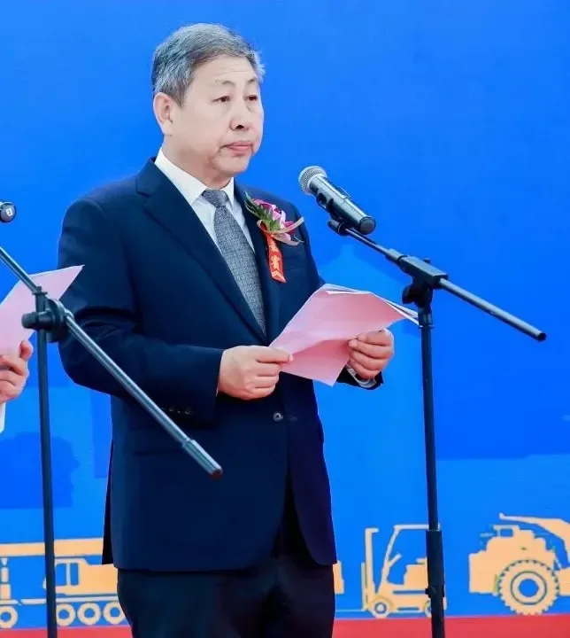 中国国际贸易促进委员会机械行业分会会长周卫东主持开幕式