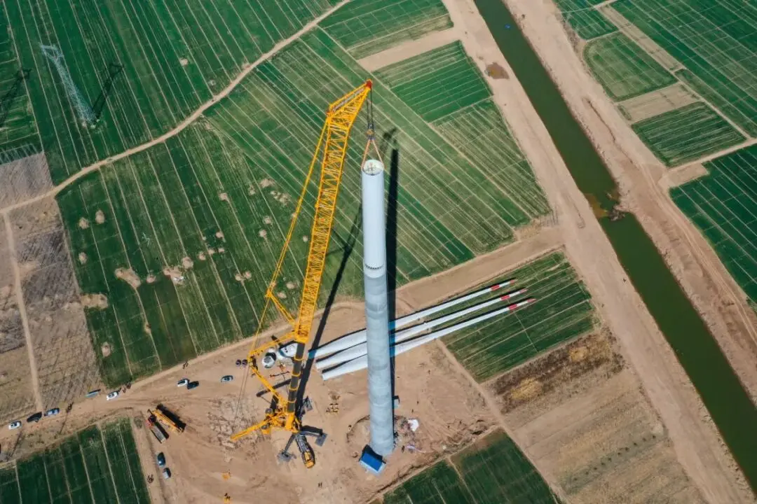 暴雨中橫走的 “鋼鐵巨獸”！徐工 4000 噸起重機(jī)撐起 160 米風(fēng)電，這細(xì)節(jié)太硬核！