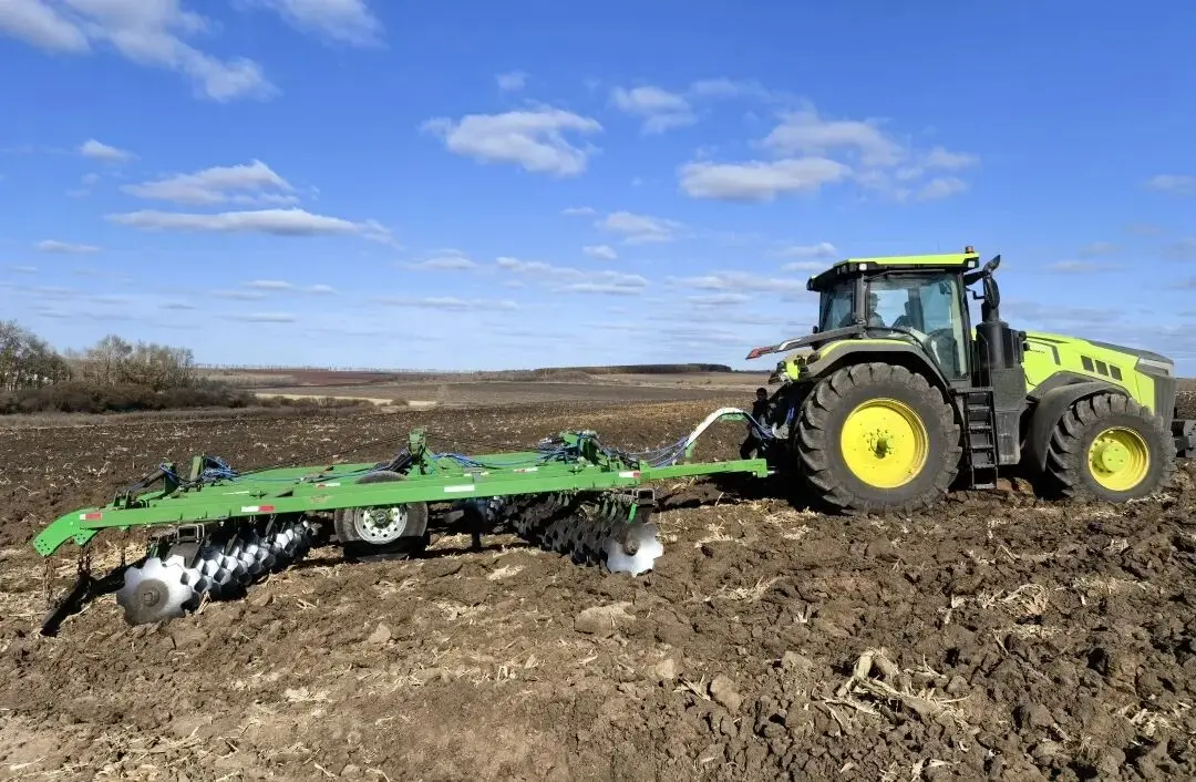 “黑土糧倉(cāng)”遇上綠色動(dòng)力！中聯(lián)重科混動(dòng)大馬力拖拉機(jī)黑龍江首秀獲贊