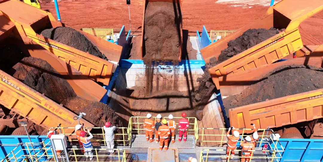 西芒杜铁矿正式投产,同力重工运输产品持续赋能绿色开采