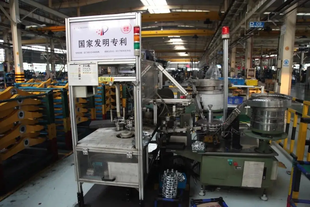 1-1 荣获国家专利的法兰盘自动备装机.JPG