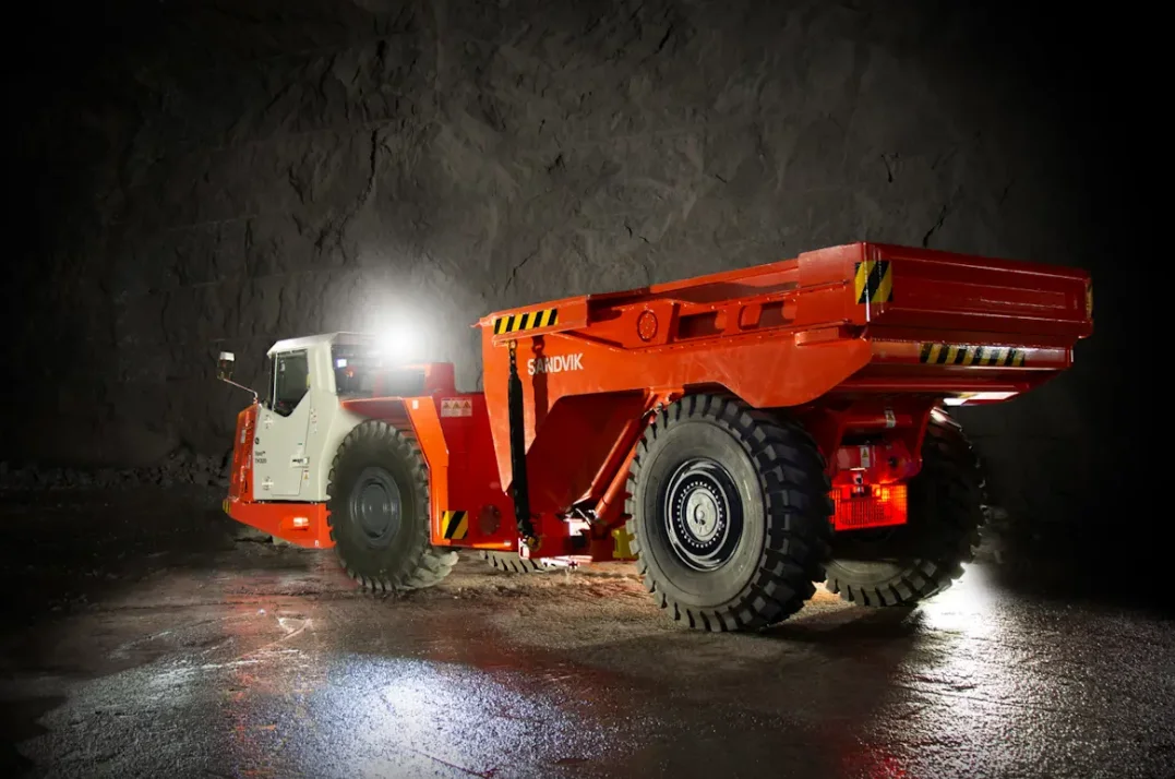 山特维克Toro®TH320矿用自卸车图片集