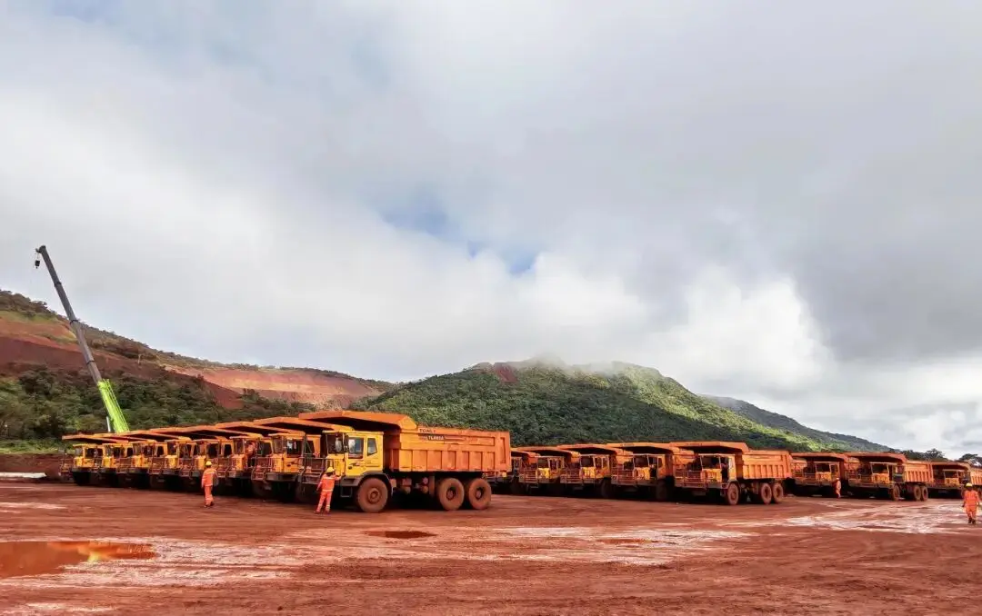 同力重工非公路宽体自卸车批量进驻西芒杜铁矿项目现场