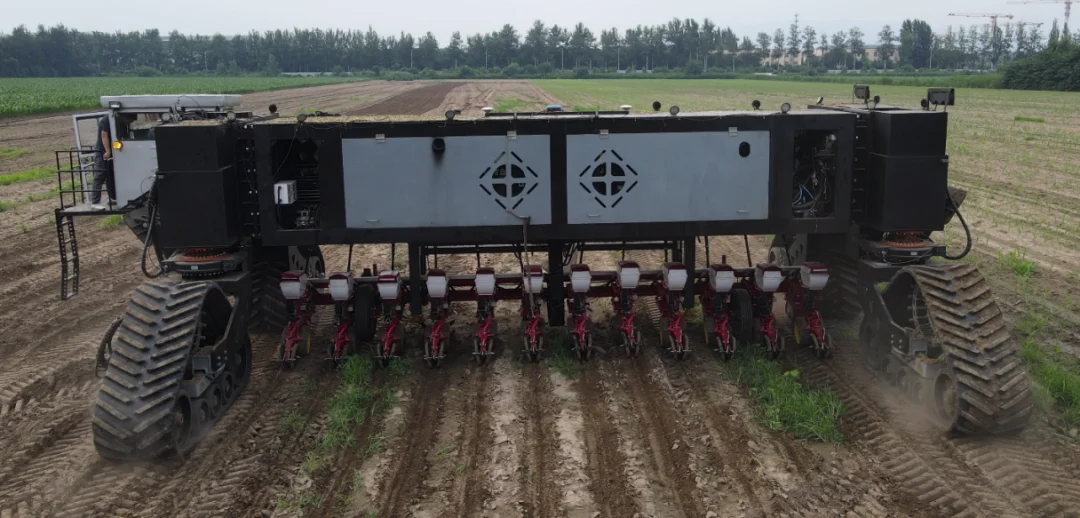 12行玉米播种作业模组搭载田间试验.png