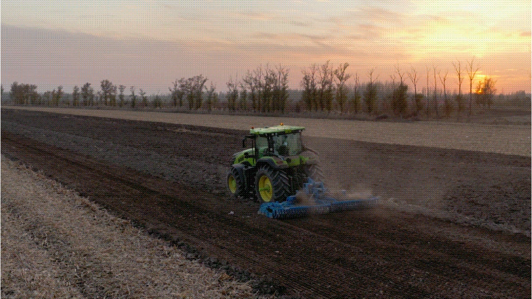 2025DV混合动力拖拉机作业图.gif
