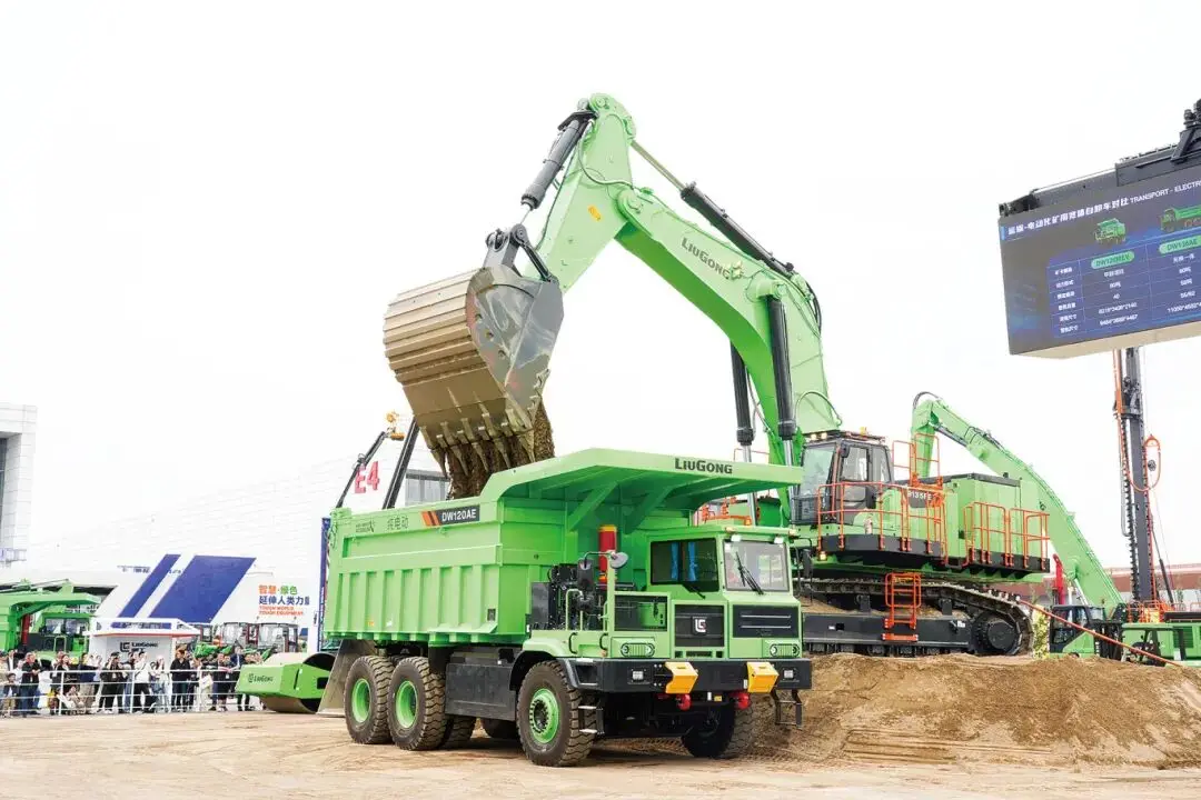 柳工大型智慧绿色矿山设备在2025年北京展上惊艳亮相.JPG