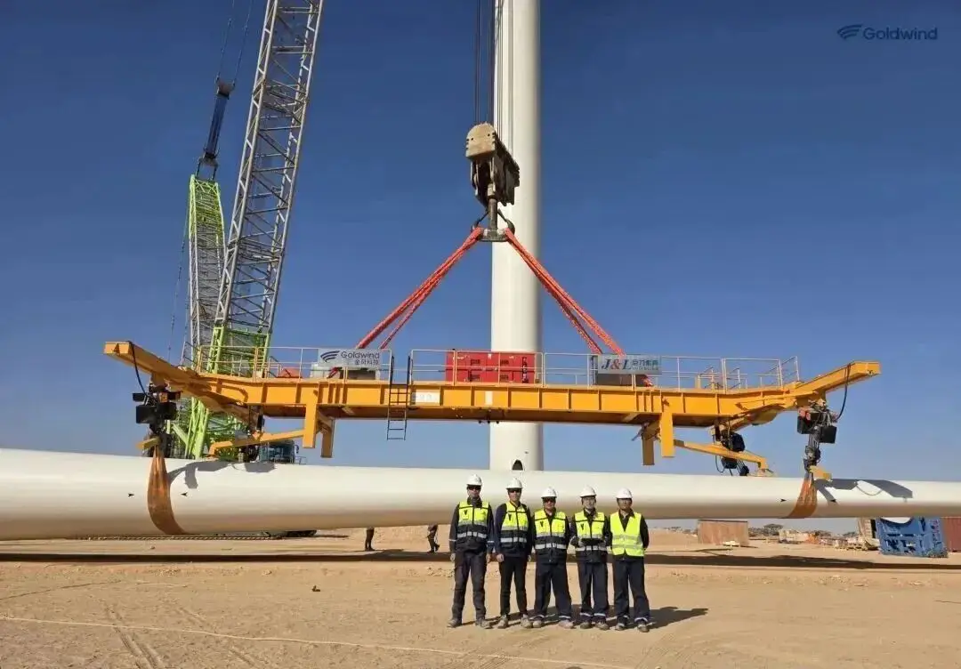 中联重科履带起重机助力阿曼Riyah-2风电场首台风机吊装成功