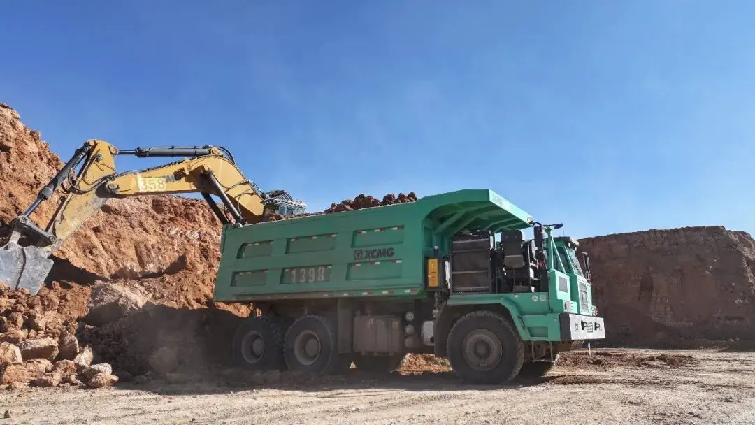 徐工“爬坡王”，戈壁显锋芒！