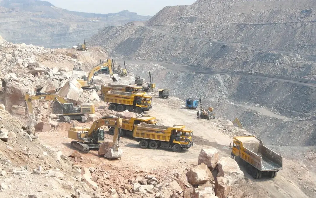 500 台纯电动无人智驾矿卡重磅签约！五方联手共启矿山绿色智能运输新时代