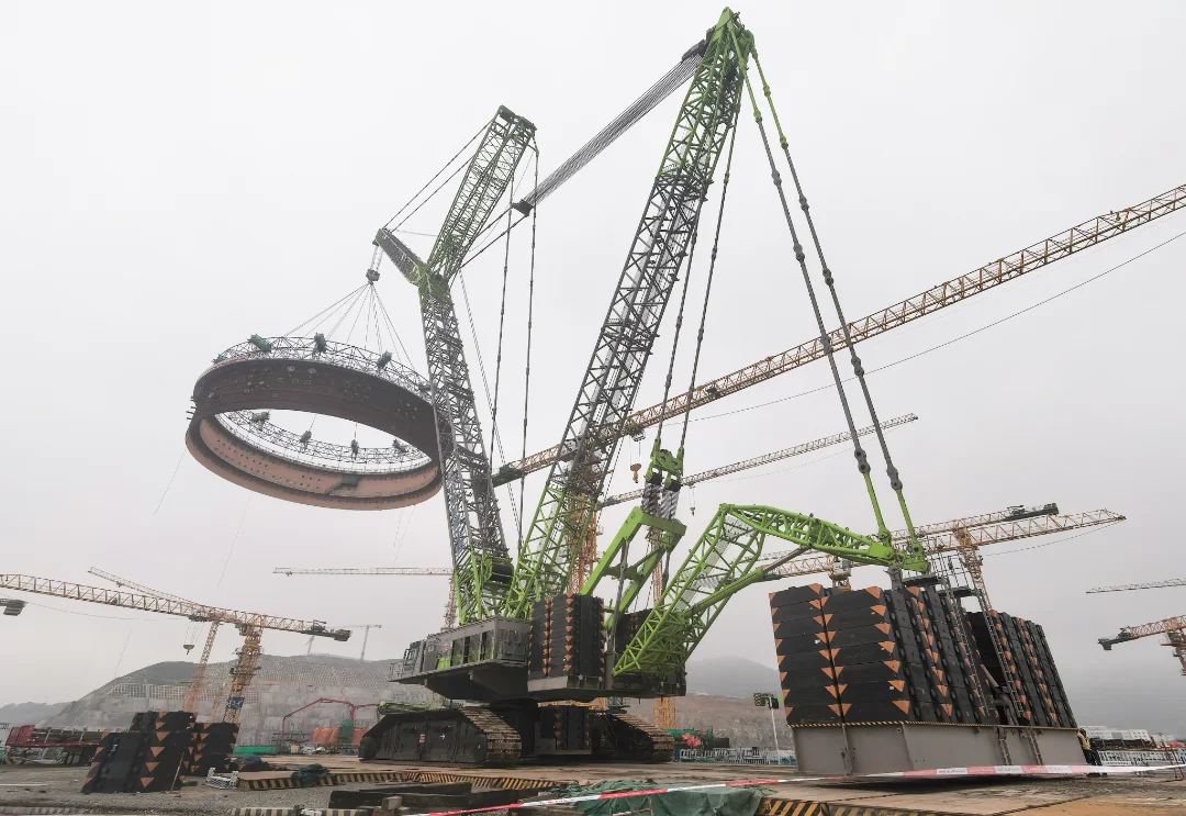 中联重科ZCC32000履带起重机 助力三澳核电3号机组3BRX钢衬里模块三精准就位