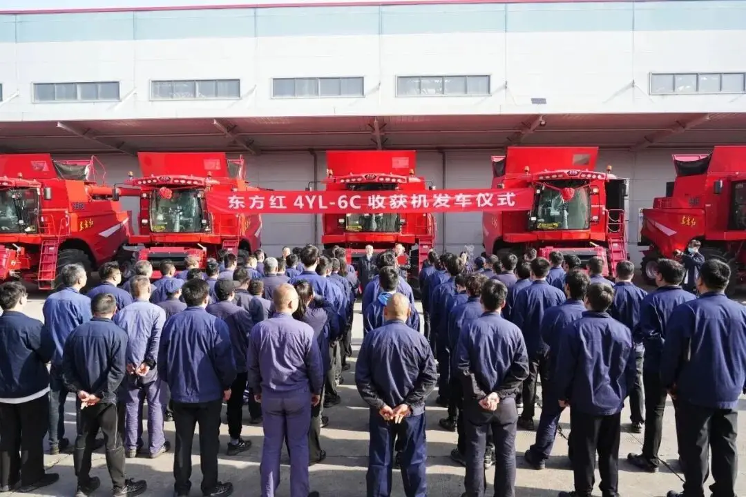 d东方红收获机.jpg