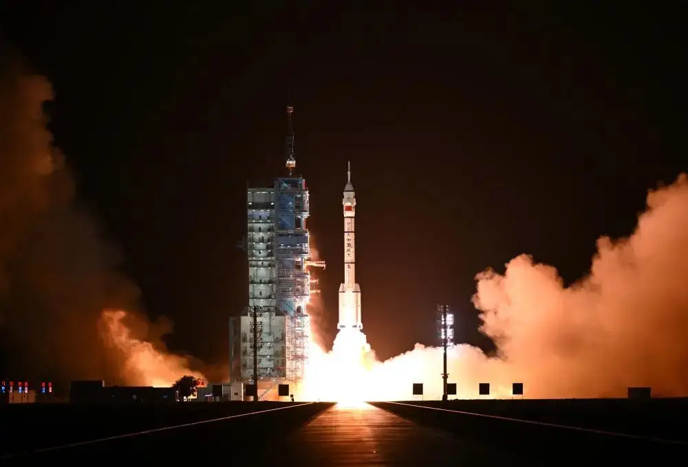 搭载神舟二十三号载人飞船的长征二号F遥二十三运载火箭在酒泉卫星发射中心点火发射。新华社记者 连振 摄.JPG