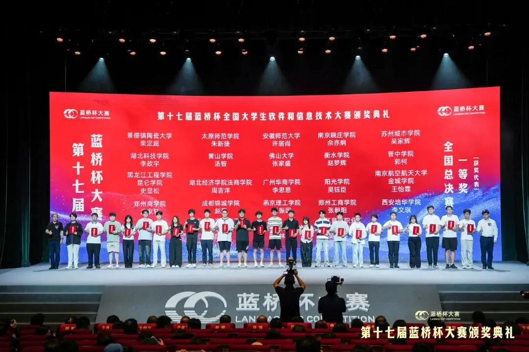 左起第3人为付芮萁.jpg