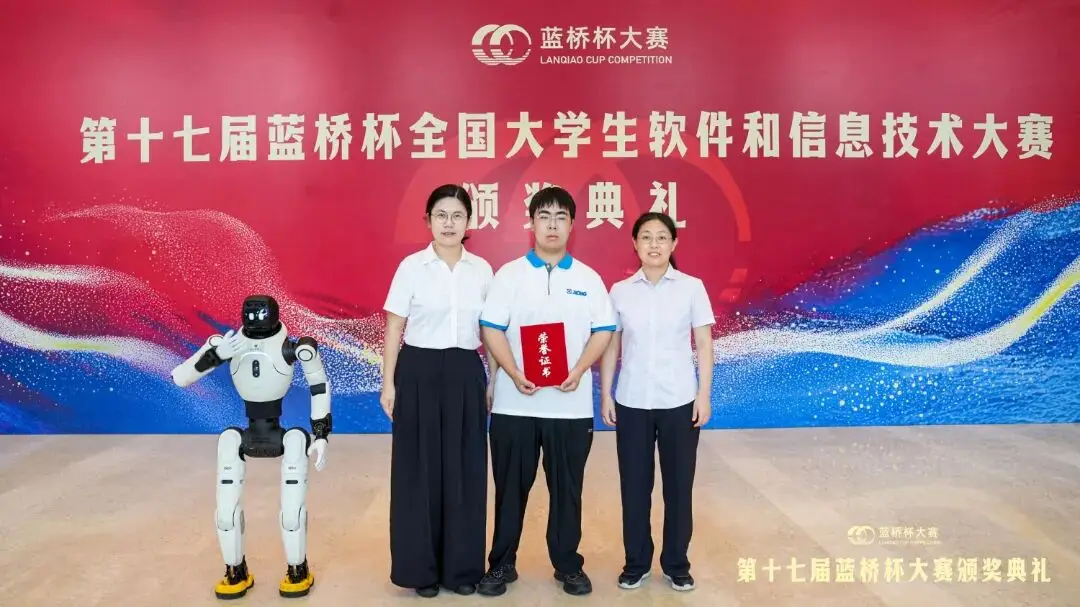 学院教师与付芮萁在半大百周年纪念讲堂合影.jpg